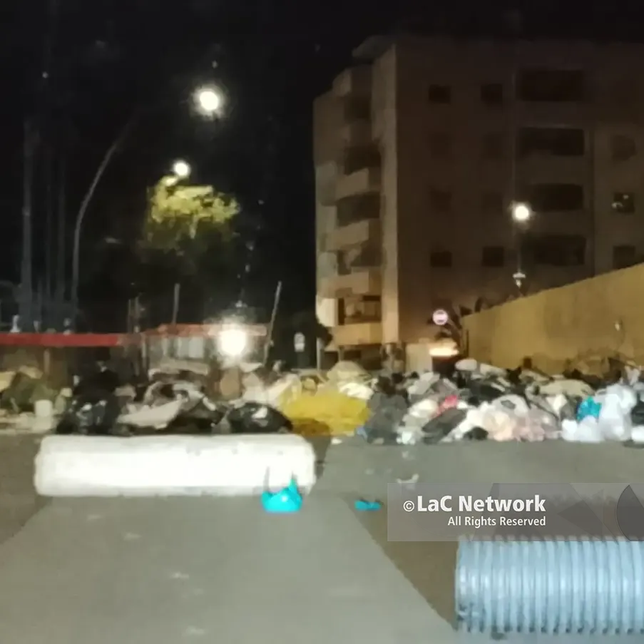 Protesta rifiuti a Reggio Calabria: strada bloccata in via Ciccarello, tensione con i residenti\n