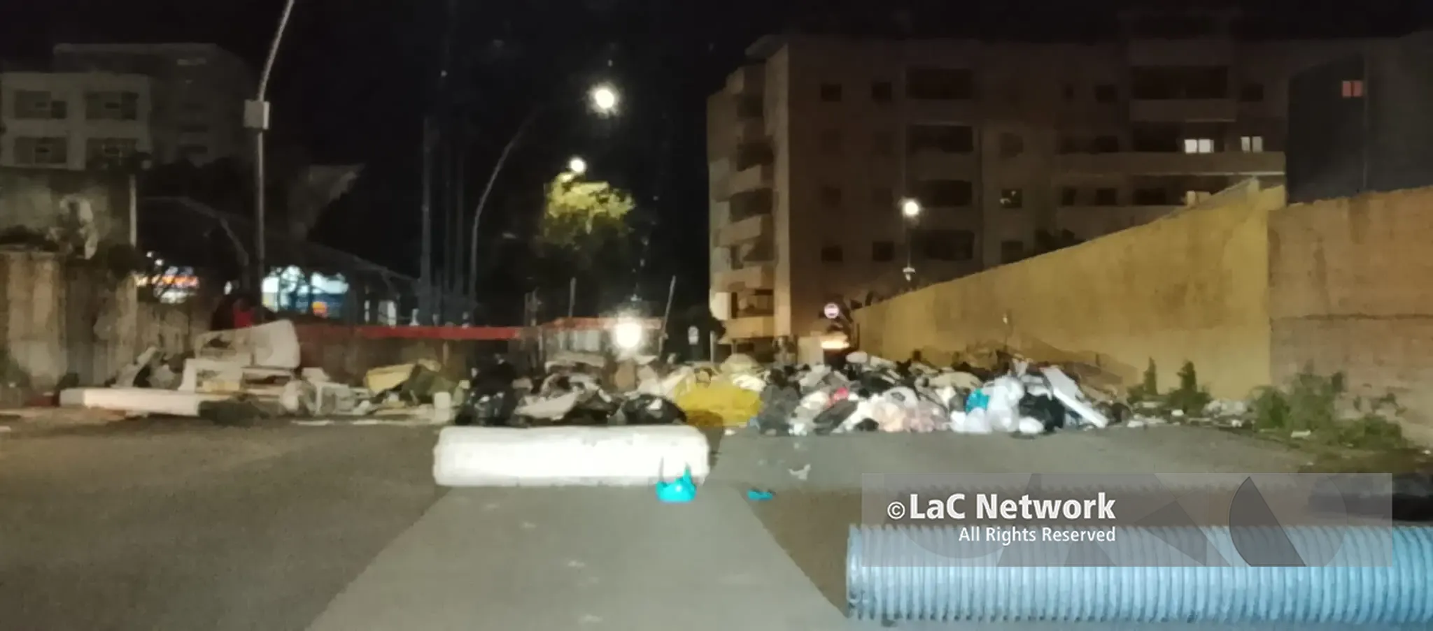 Protesta rifiuti a Reggio Calabria: strada bloccata in via Ciccarello, tensione con i residenti\n