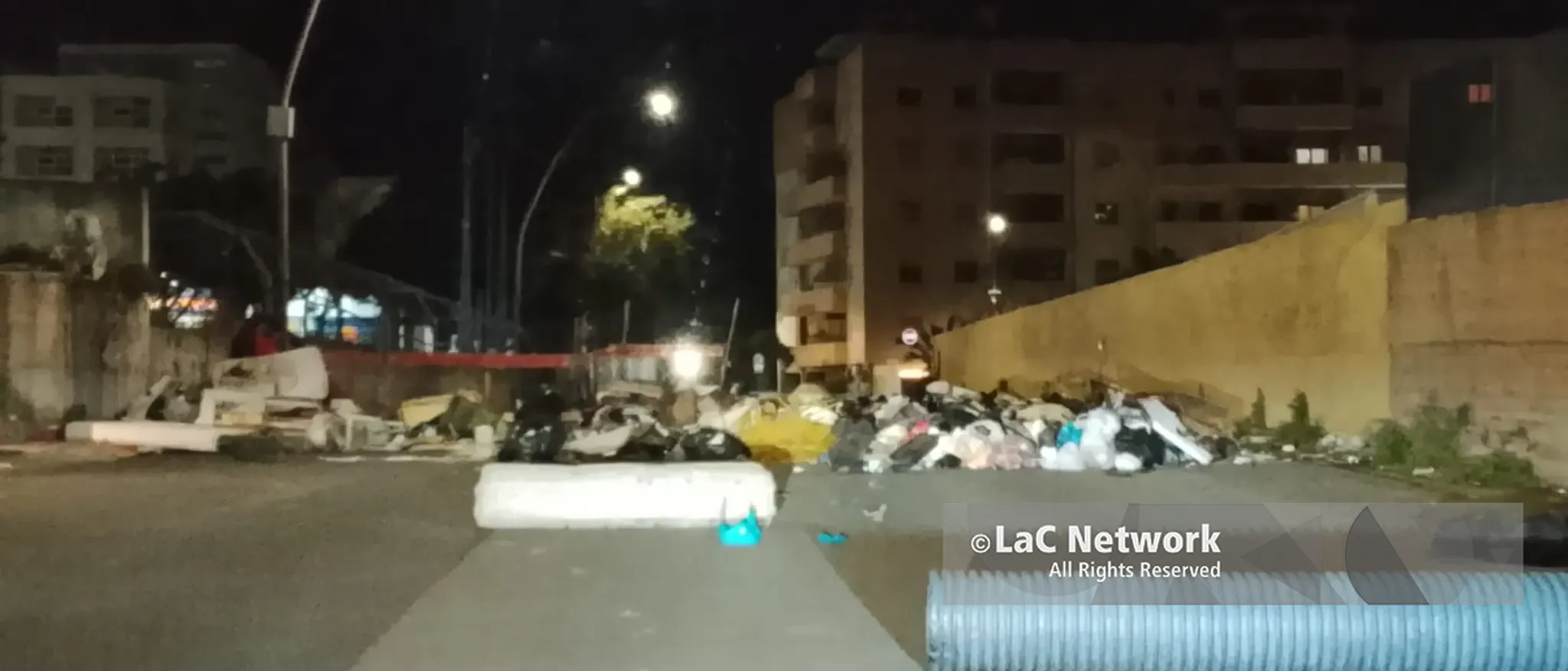 Protesta rifiuti a Reggio Calabria: strada bloccata in via Ciccarello, tensione con i residenti\n