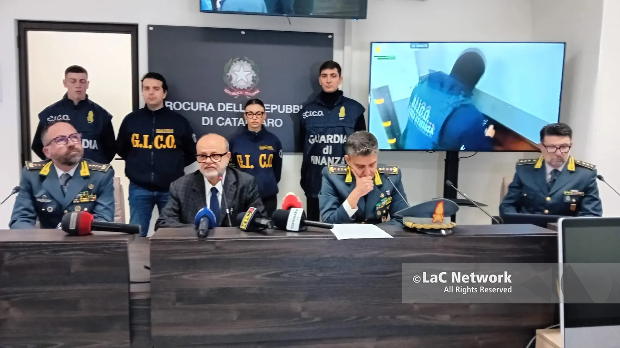 <p>Messaggi criptati, droga e un giro d’affari da 10 milioni di euro. Curcio: «<span style=\"color:hsl(0,75%,60%);\">I clan si sono evoluti</span> grazie alla tecnologia»</p>