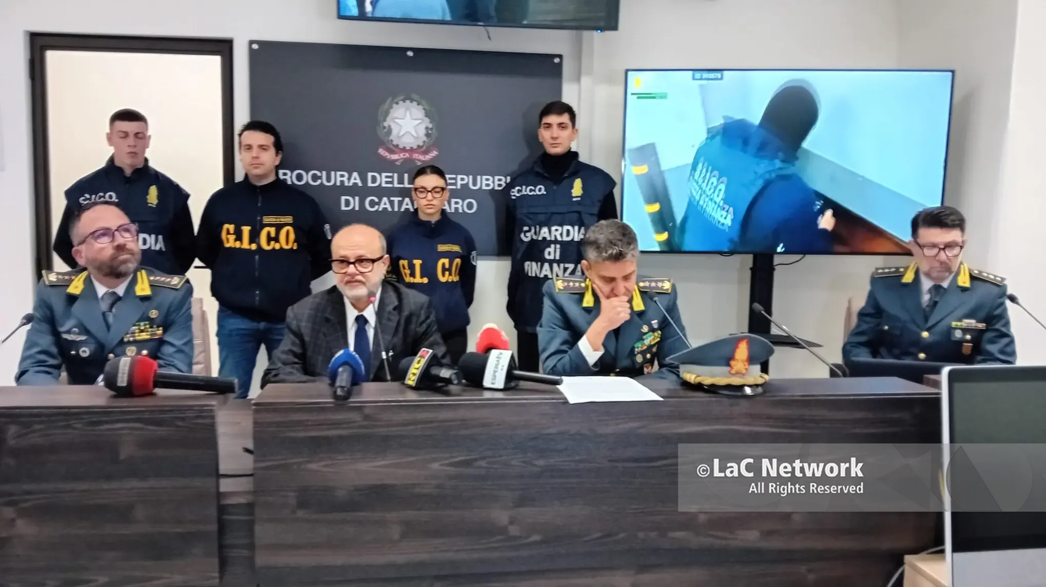 <p>Messaggi criptati, droga e un giro d’affari da 10 milioni di euro. Curcio: «<span style=\"color:hsl(0,75%,60%);\">I clan si sono evoluti</span> grazie alla tecnologia»</p>