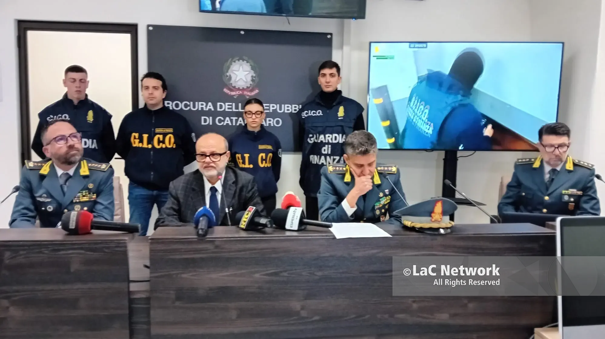 <p>Messaggi criptati, droga e un giro d’affari da 10 milioni di euro. Curcio: «<span style=\"color:hsl(0,75%,60%);\">I clan si sono evoluti</span> grazie alla tecnologia»</p>