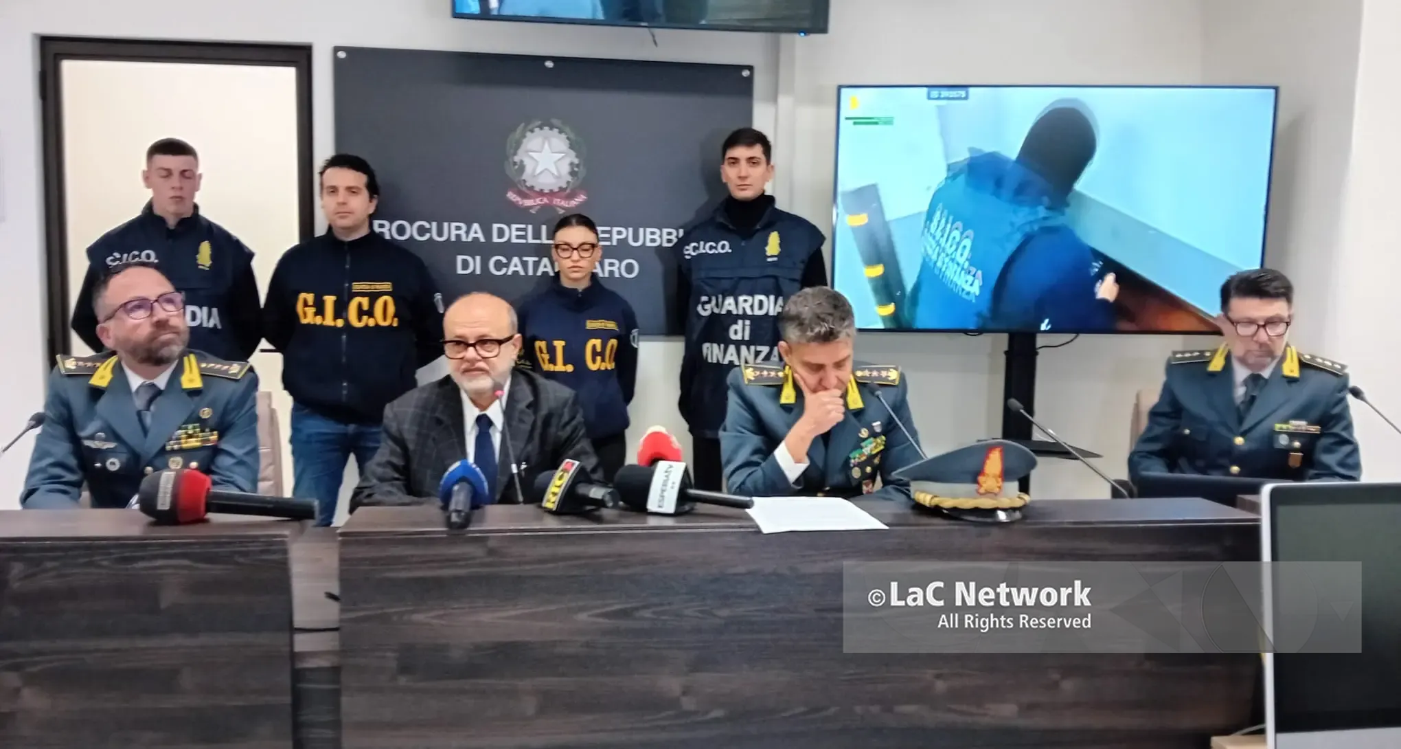 <p>Messaggi criptati, droga e un giro d’affari da 10 milioni di euro. Curcio: «<span style=\"color:hsl(0,75%,60%);\">I clan si sono evoluti</span> grazie alla tecnologia»</p>