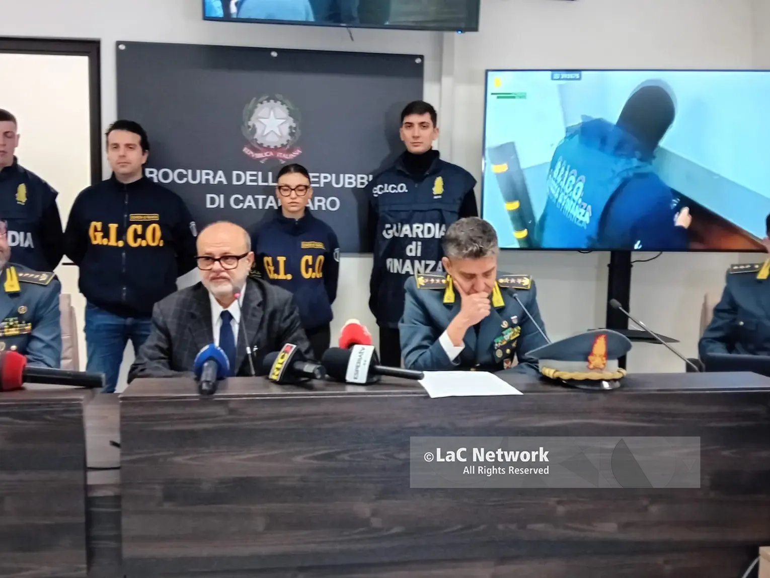 Messaggi criptati, droga e un giro d’affari da 10 milioni di euro. Curcio: «I clan si sono evoluti grazie alla tecnologia»