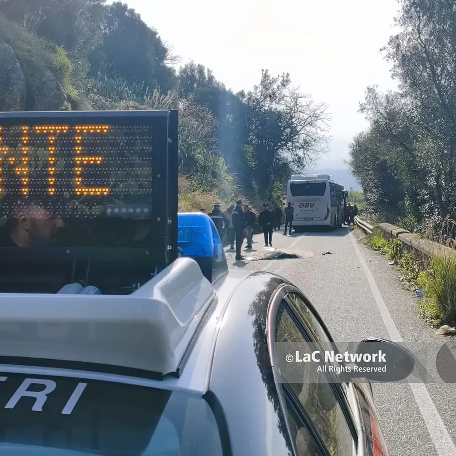 Migrante investito da un bus a Nicotera, il corpo da quasi 20 giorni in obitorio. Il sindaco: «Disponibili per la sepoltura se tocca a noi»\n