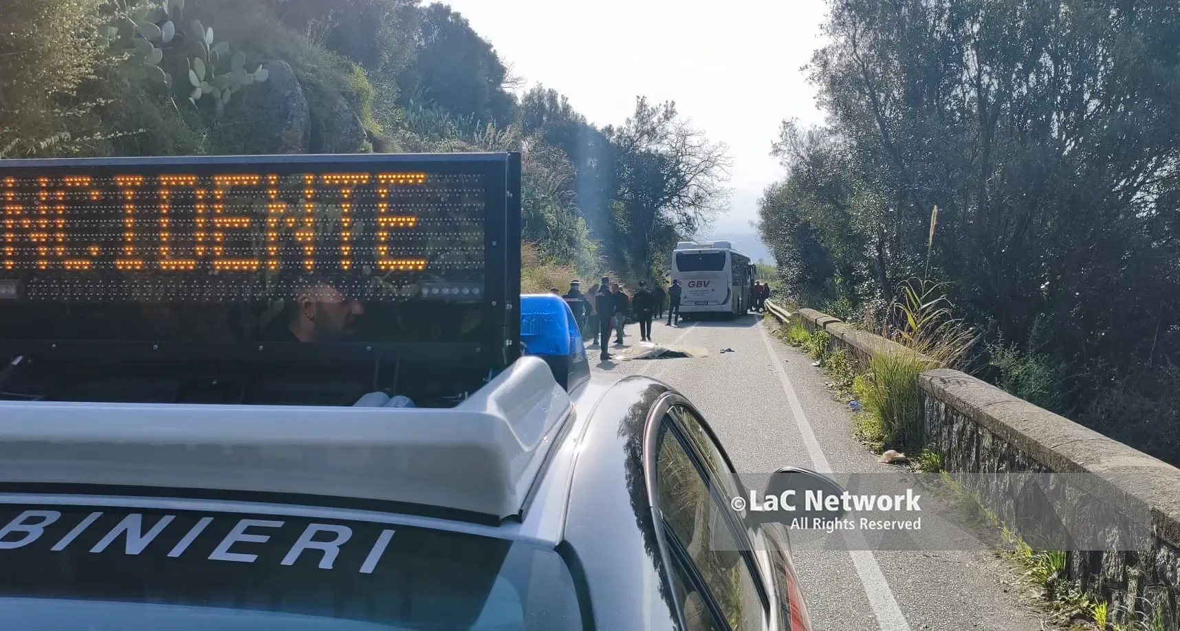 Migrante investito da un bus a Nicotera, il corpo da quasi 20 giorni in obitorio. Il sindaco: «Disponibili per la sepoltura se tocca a noi»\n