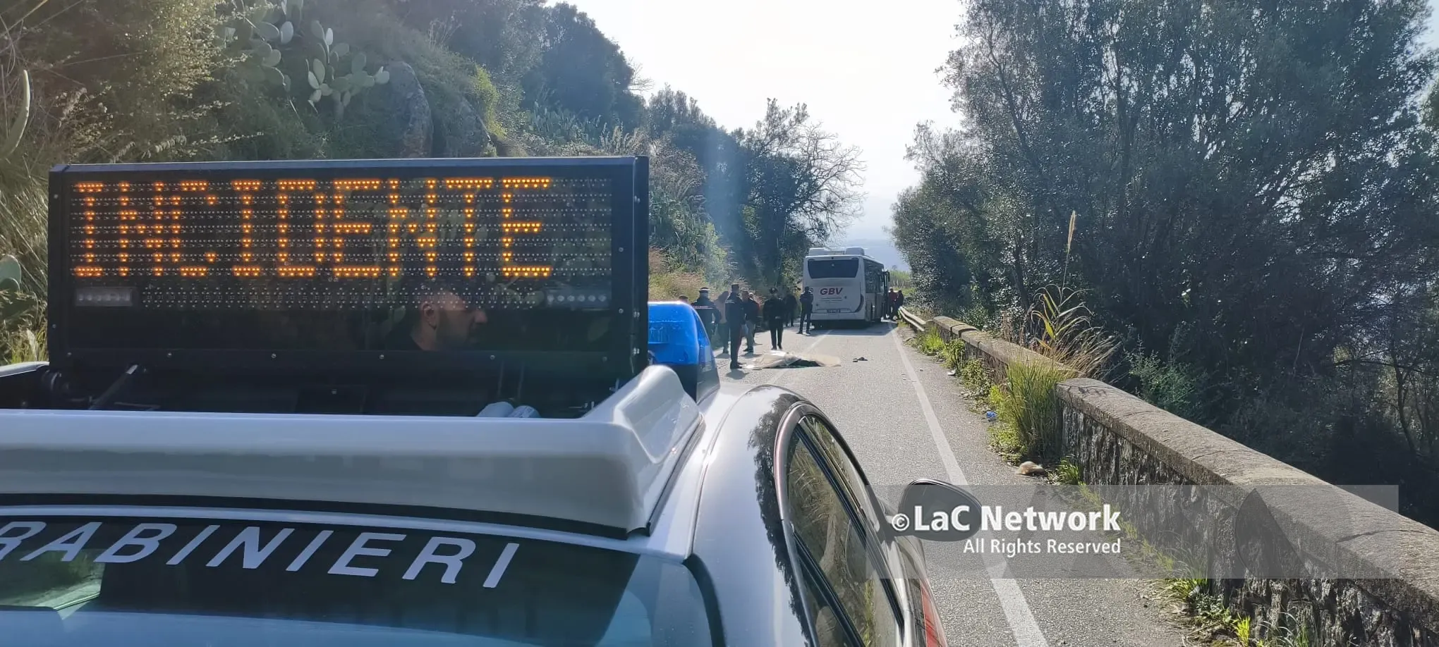 Migrante investito da un bus a Nicotera, il corpo da quasi 20 giorni in obitorio. Il sindaco: «Disponibili per la sepoltura se tocca a noi»\n