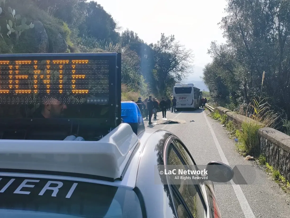 Migrante investito da un bus a Nicotera, il corpo da quasi 20 giorni in obitorio. Il sindaco: «Disponibili per la sepoltura se tocca a noi»