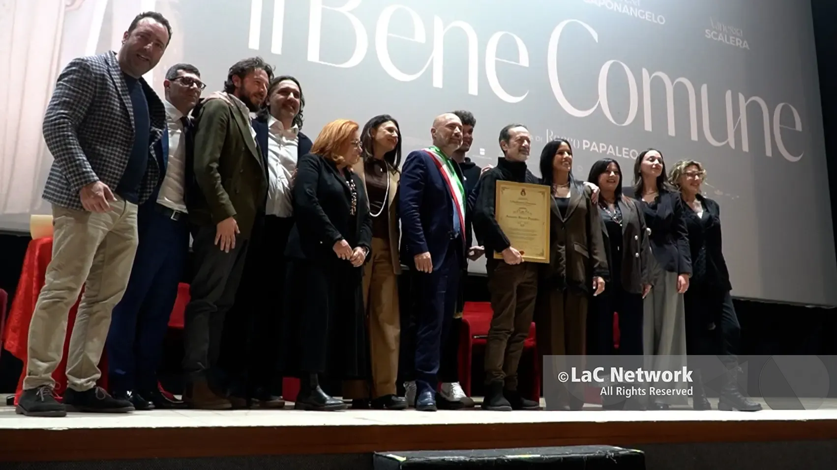 <p>Un momento della cerimonia, ospitata al cineteatro Vittoria</p>\\n