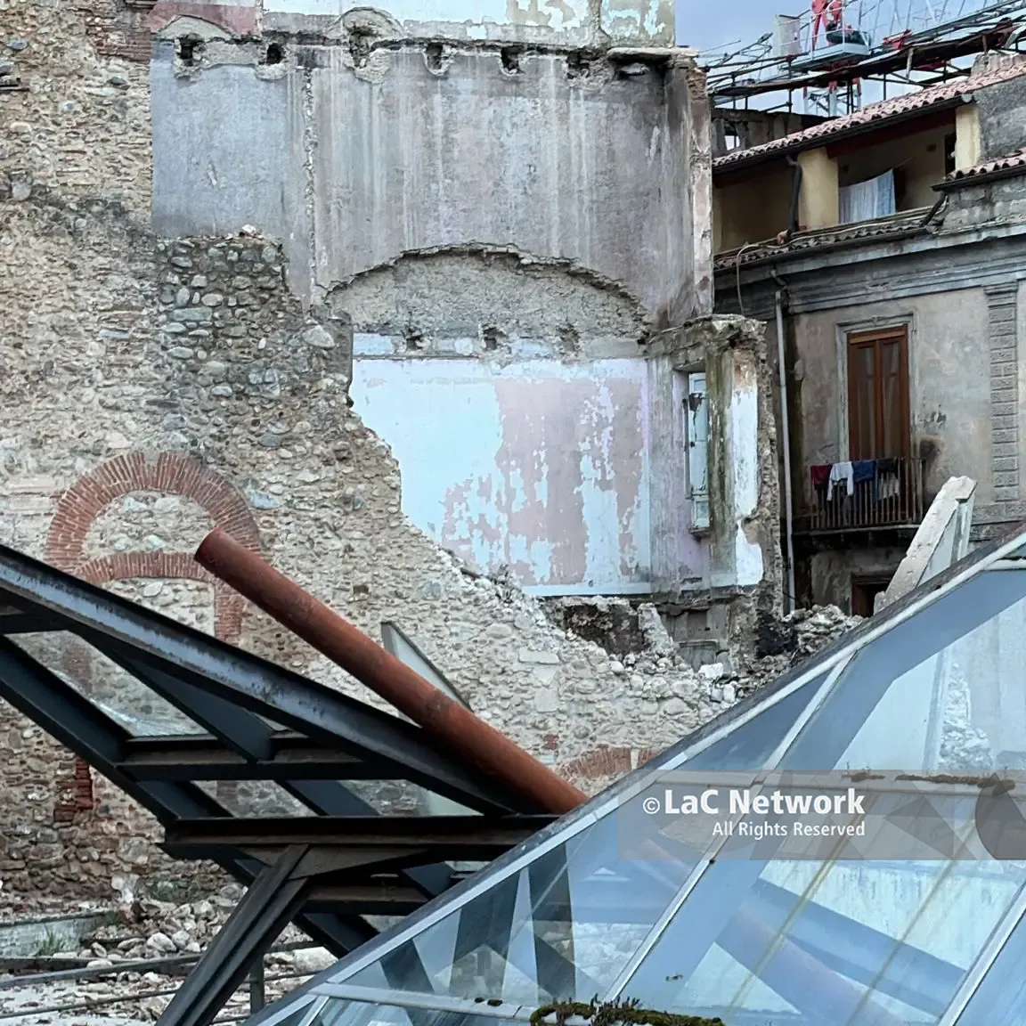 Crollo a Cosenza Vecchia, secondo i residenti «un disastro annunciato»\n