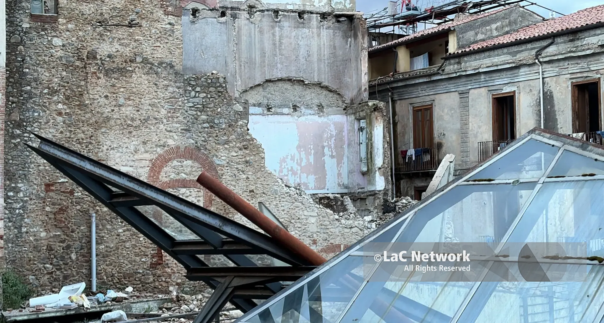 Crollo a Cosenza Vecchia, secondo i residenti «un disastro annunciato»\n