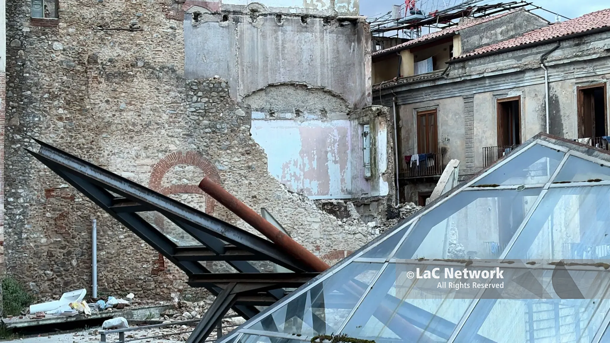 Crollo a Cosenza Vecchia, secondo i residenti «un disastro annunciato»\n