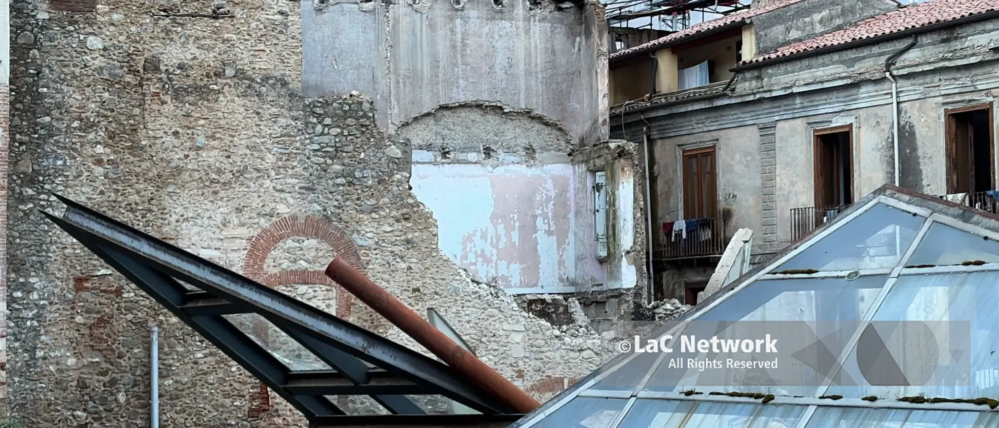 Crollo a Cosenza Vecchia, secondo i residenti «un disastro annunciato»\n