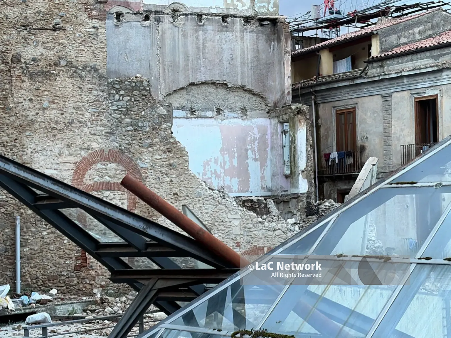 Crollo a Cosenza Vecchia, secondo i residenti «un disastro annunciato»