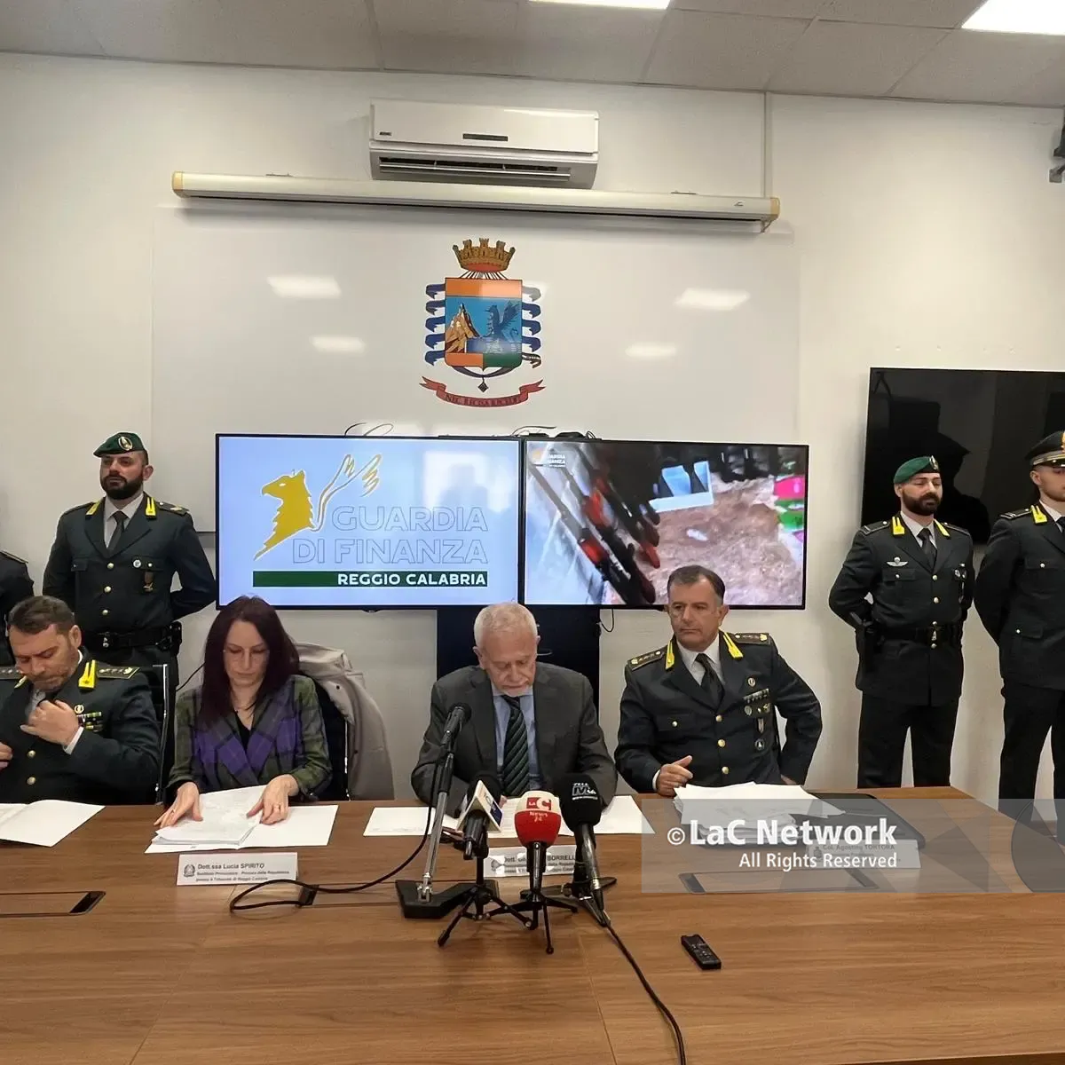 \"Scambi\" di armi altamente offensive tra le cosche della Piana, sequestrato ingente arsenale nelle campagne di Gioia Tauro\n