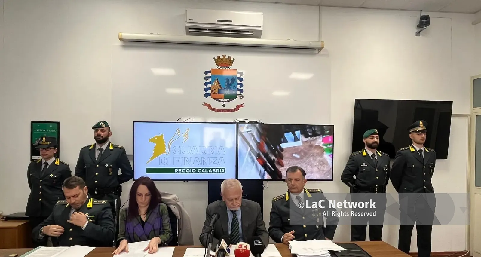 \"Scambi\" di armi altamente offensive tra le cosche della Piana, sequestrato ingente arsenale nelle campagne di Gioia Tauro\n