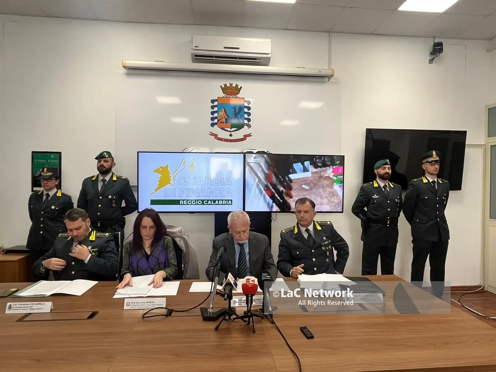 \"Scambi\" di armi altamente offensive tra le cosche della Piana, sequestrato ingente arsenale nelle campagne di Gioia Tauro\n