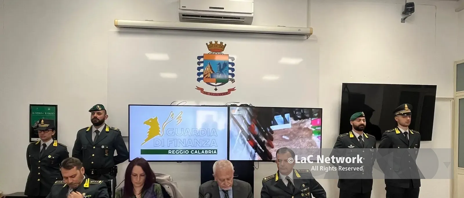 \"Scambi\" di armi altamente offensive tra le cosche della Piana, sequestrato ingente arsenale nelle campagne di Gioia Tauro\n