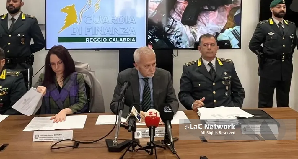 Arsenale sequestrato nelle campagne di Gioia Tauro, Borrelli: «Erano a disposizione di più cosche»\n