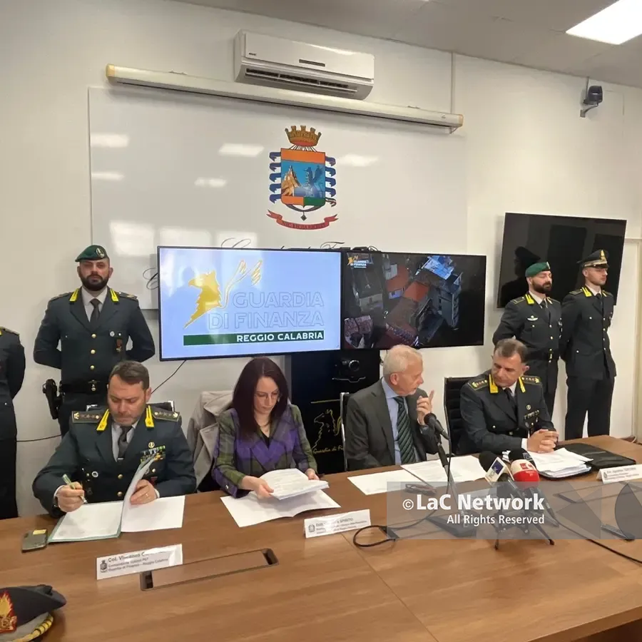 <p>«Armi dai Balcani e <span style=\"color:hsl(0, 75%, 60%);\">plastico per far saltare due auto</span>»: l'arsenale da guerra della 'ndrangheta spaventa la Calabria</p>