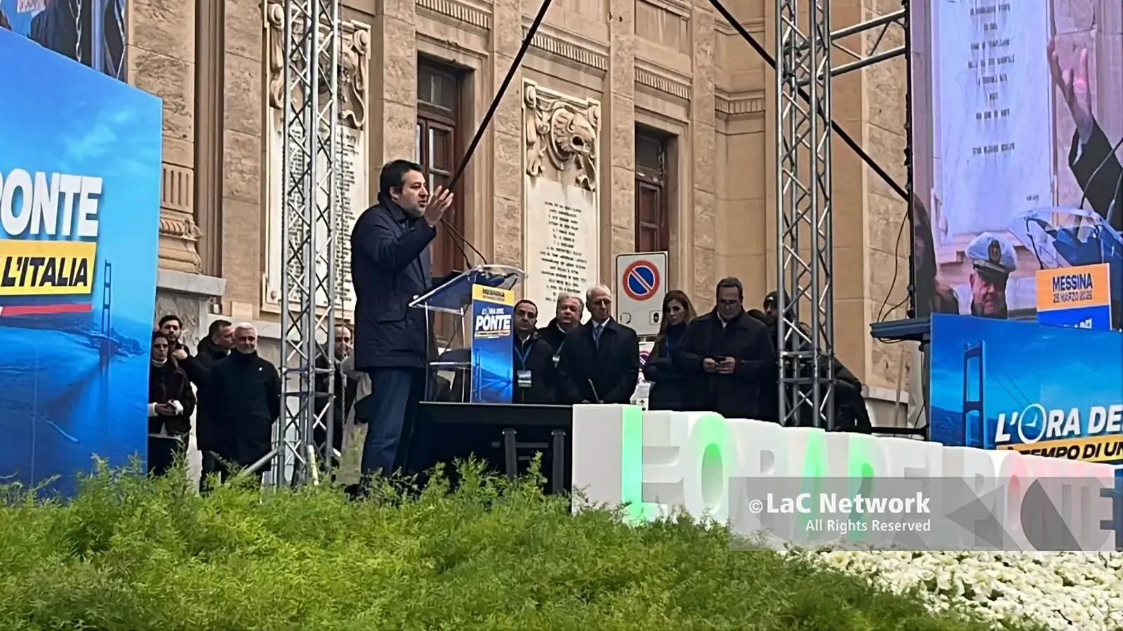 Ponte sullo Stretto, Salvini: «È un segnale di speranza per gli italiani». A Messina la piazza del sì all’opera\n