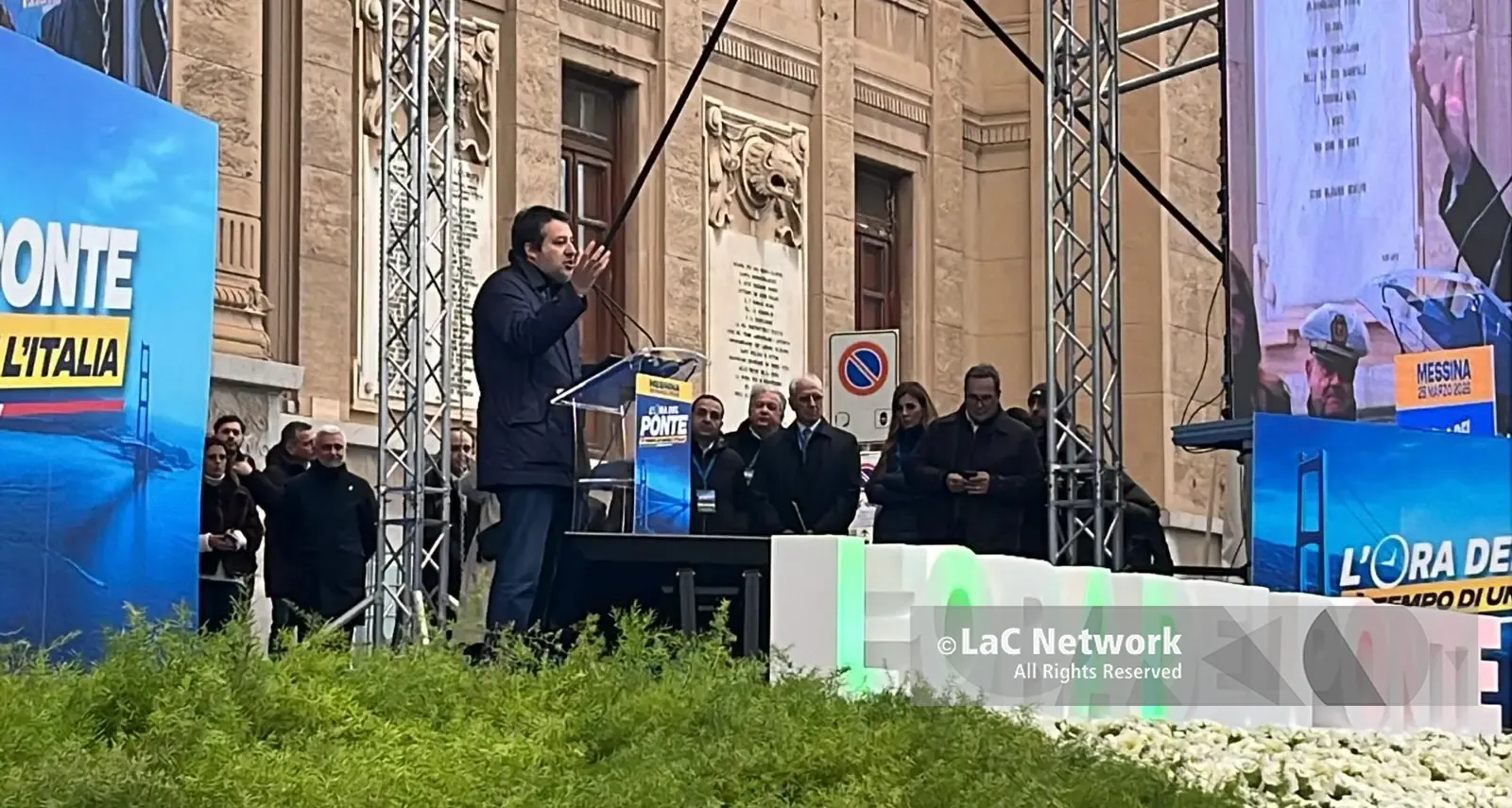 Ponte sullo Stretto, Salvini: «È un segnale di speranza per gli italiani». A Messina la piazza del sì all’opera\n