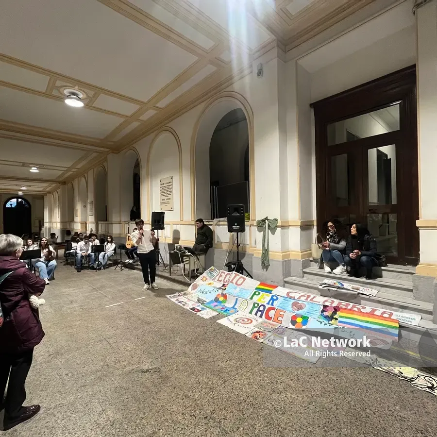 Dal coraggio di Antigone ed Elena di Troia fino all’eredità dei Beatles: ecco il potente inno alla\u00A0Pace dei giovani di Reggio