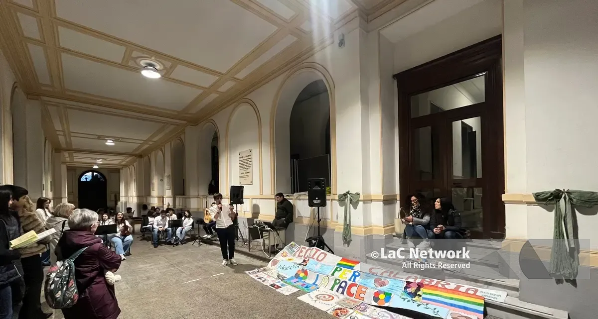 Dal coraggio di Antigone ed Elena di Troia fino all’eredità dei Beatles: ecco il potente inno alla\u00A0Pace dei giovani di Reggio