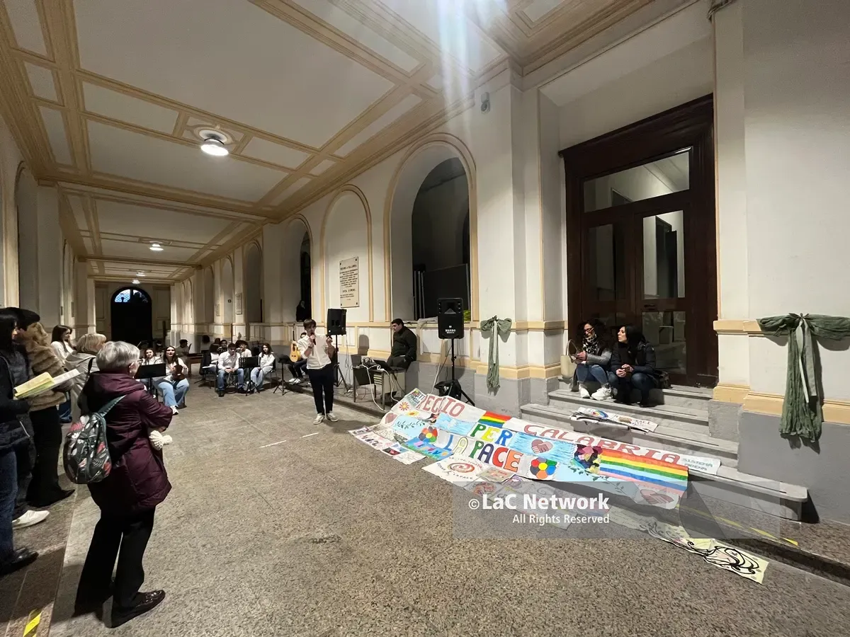 Dal coraggio di Antigone ed Elena di Troia fino all’eredità dei Beatles: ecco il potente inno alla\u00A0Pace dei giovani di Reggio