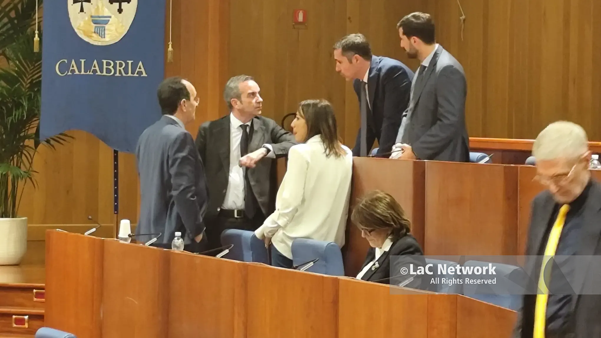 <p>Consiglio regionale tra scontri e bilanci, <span style=\"color:hsl(0, 75%, 60%);\">opposizione all’attacco sui sottosegretari</span>: attesa per il dibattito in aula</p>