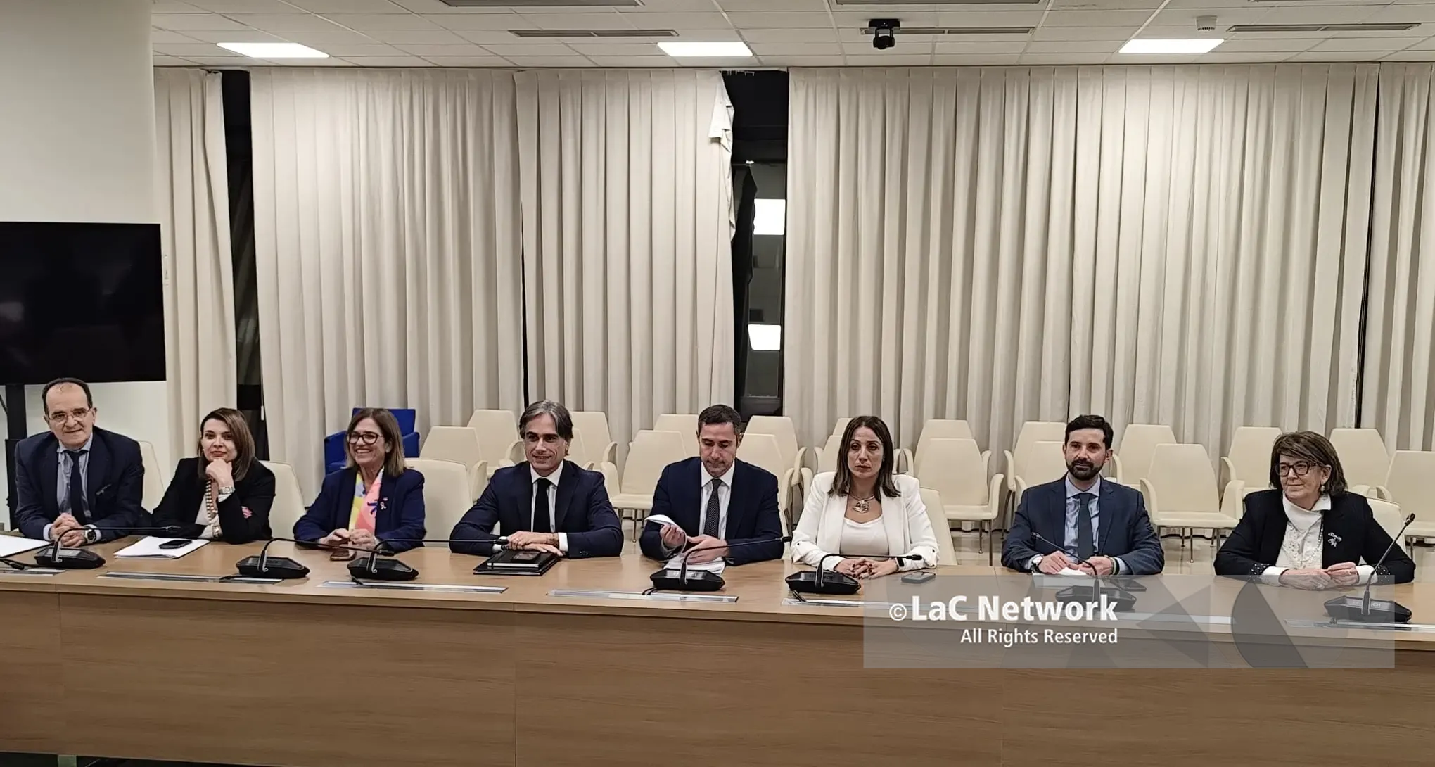 Sottosegretari, un emendamento taglia i costi originari ma il dibattito è infuocato e l’opposizione abbandona l’aula\n