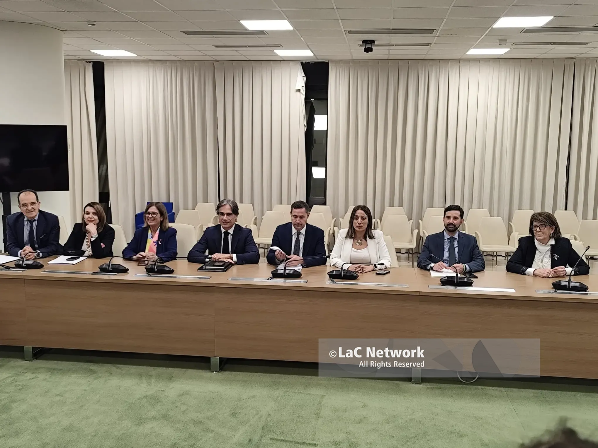 Sottosegretari, un emendamento taglia i costi originari ma il dibattito è infuocato e l’opposizione abbandona l’aula\n