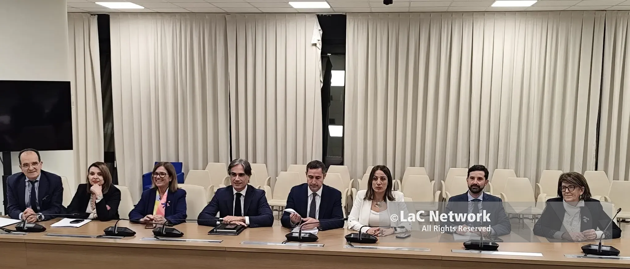 Sottosegretari, un emendamento taglia i costi originari ma il dibattito è infuocato e l’opposizione abbandona l’aula\n