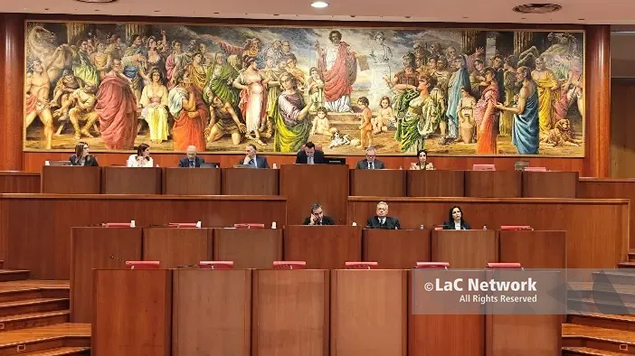 <p>«<span style=\"color:hsl(0, 75%, 60%);\">Ci massacrano</span>, tagliamo i costi ma non alla politica...»: così il centrodestra ha salvato legge e stipendi dei sottosegretari</p>