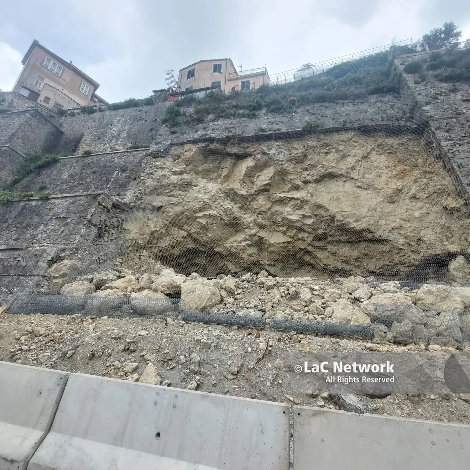 Catanzaro, la frana di via Carlo V fa paura: il quartiere chiede interventi urgenti\n