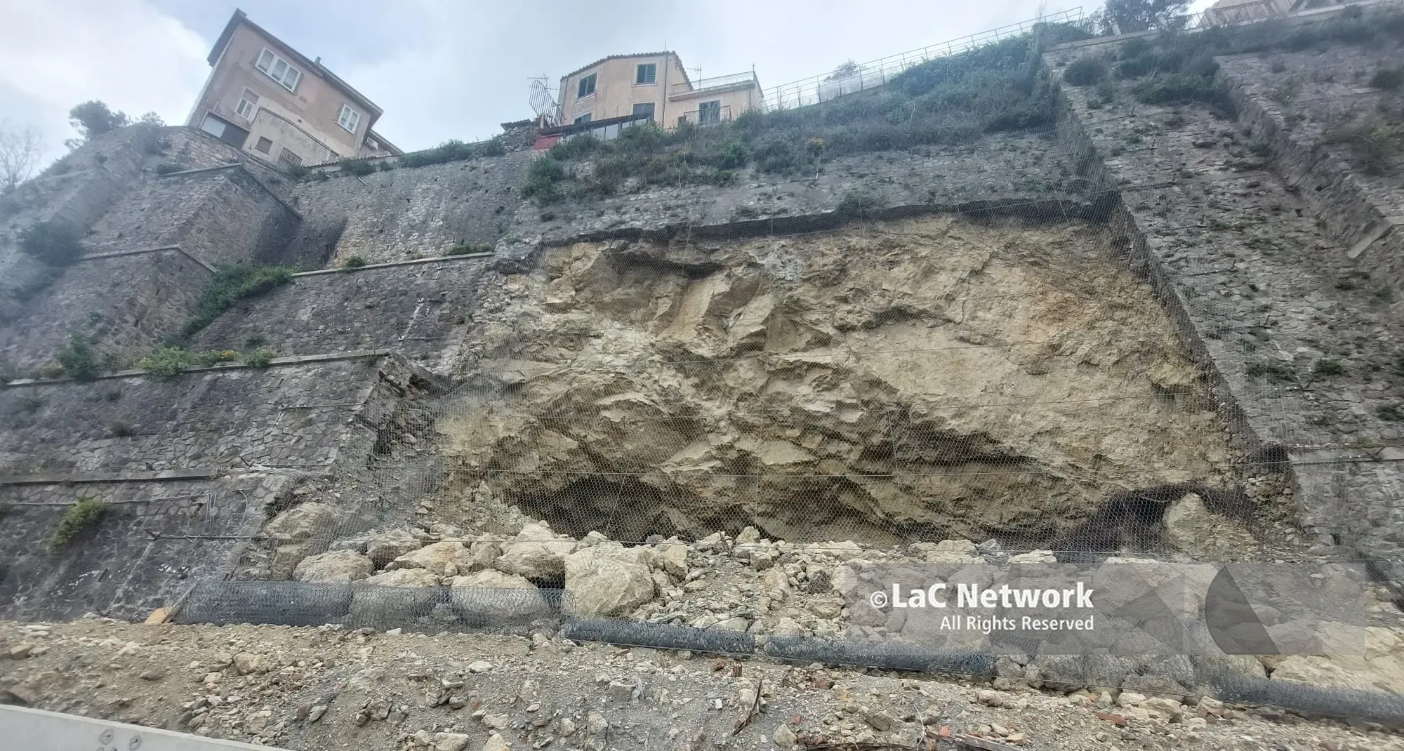 Catanzaro, la frana di via Carlo V fa paura: il quartiere chiede interventi urgenti\n