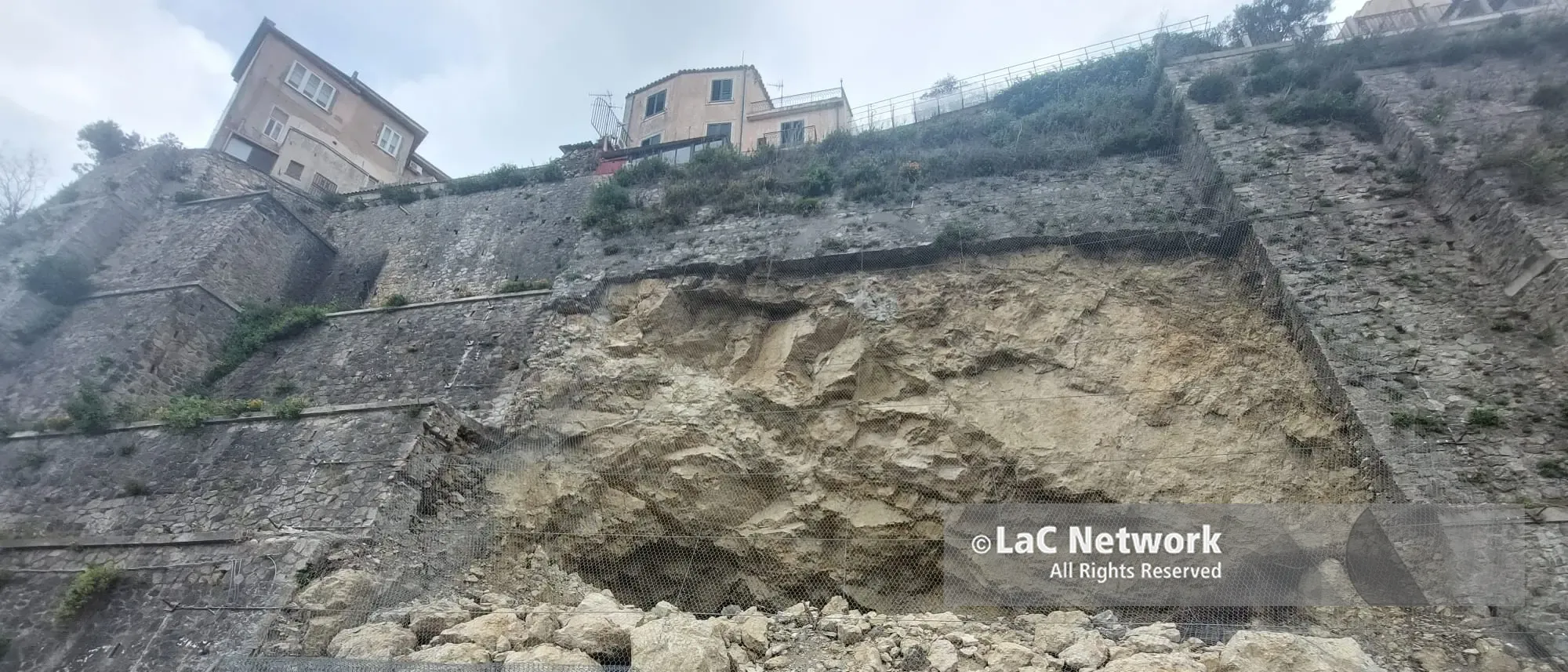 Catanzaro, la frana di via Carlo V fa paura: il quartiere chiede interventi urgenti\n
