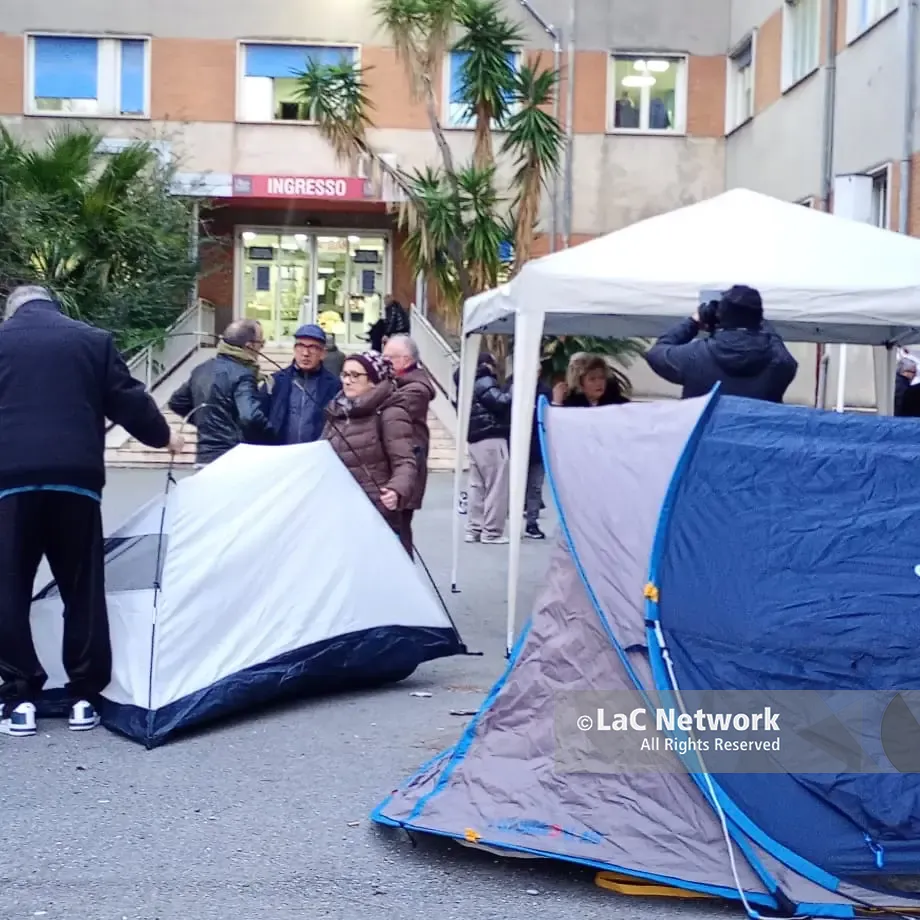 <p>Protestano in 2400 per la sanità, l’Asp di Reggio li denuncia per calunnia e avvisa: «Rischiate da 2 a 6 anni di carcere»</p>