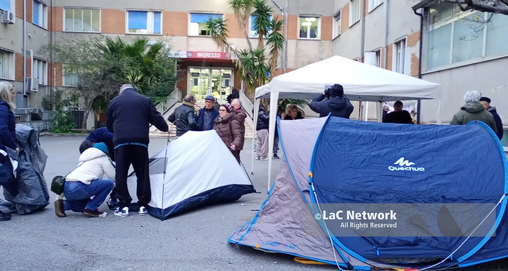 Protestano in 2400 per la sanità,\u00A0l’Asp di\u00A0Reggio li denuncia per calunnia e avvisa: «Rischiate da 2 a 6 anni di carcere»\n