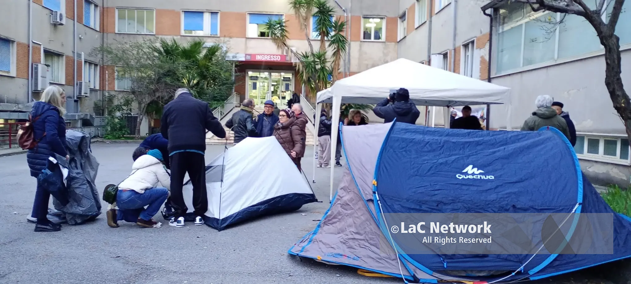 Protestano in 2400 per la sanità,\u00A0l’Asp di\u00A0Reggio li denuncia per calunnia e avvisa: «Rischiate da 2 a 6 anni di carcere»\n