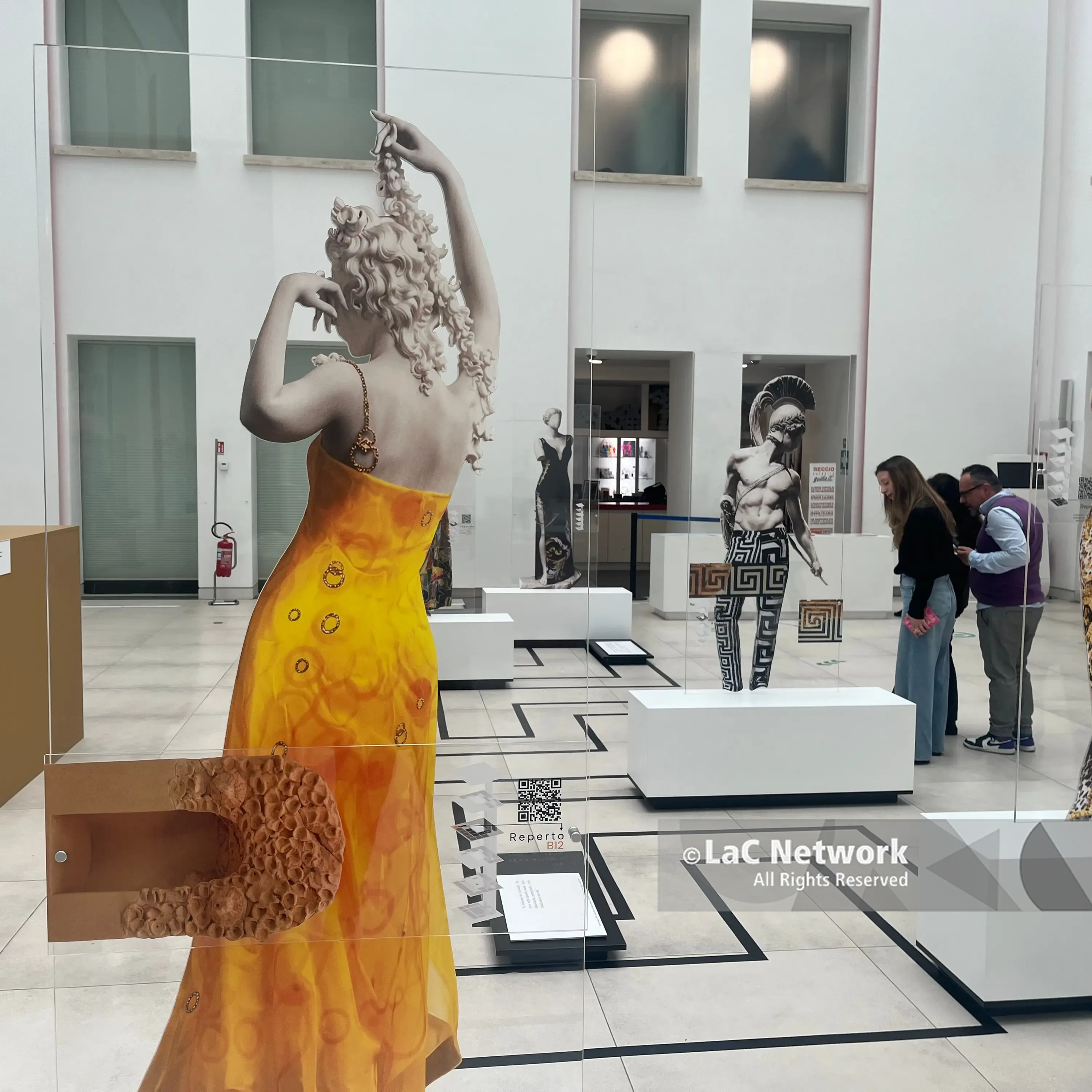 Mediterranee\u00A0Architetture e Design per Gianni Versace: antico e contemporaneo “sfilano” insieme al Museo di Reggio\n