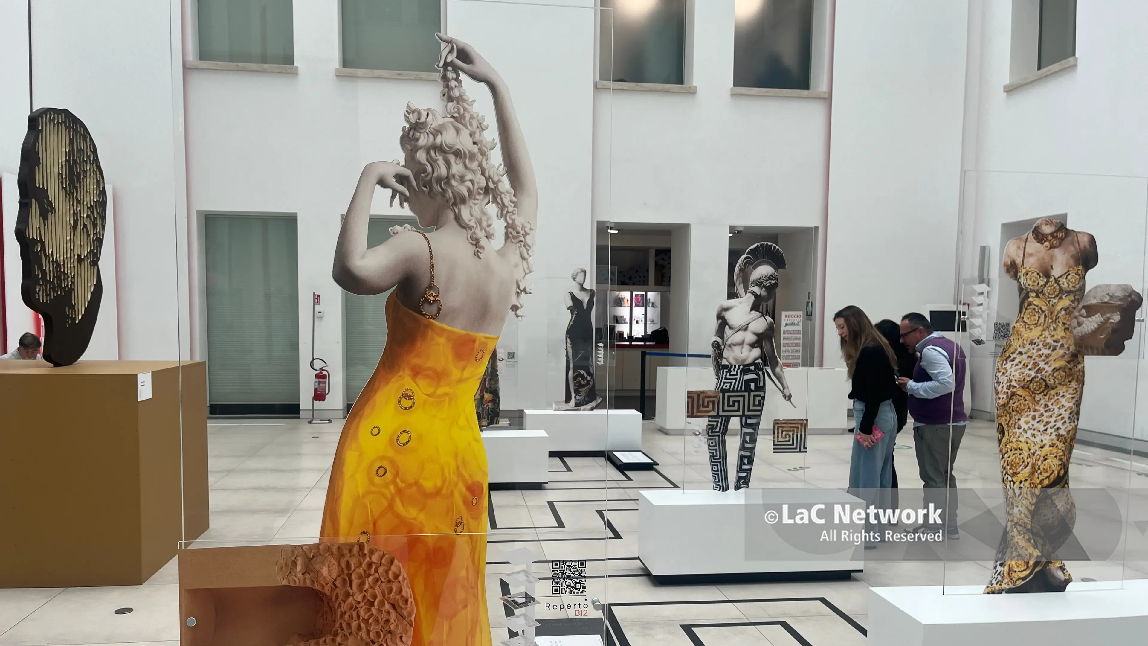 Mediterranee\u00A0Architetture e Design per Gianni Versace: antico e contemporaneo “sfilano” insieme al Museo di Reggio\n