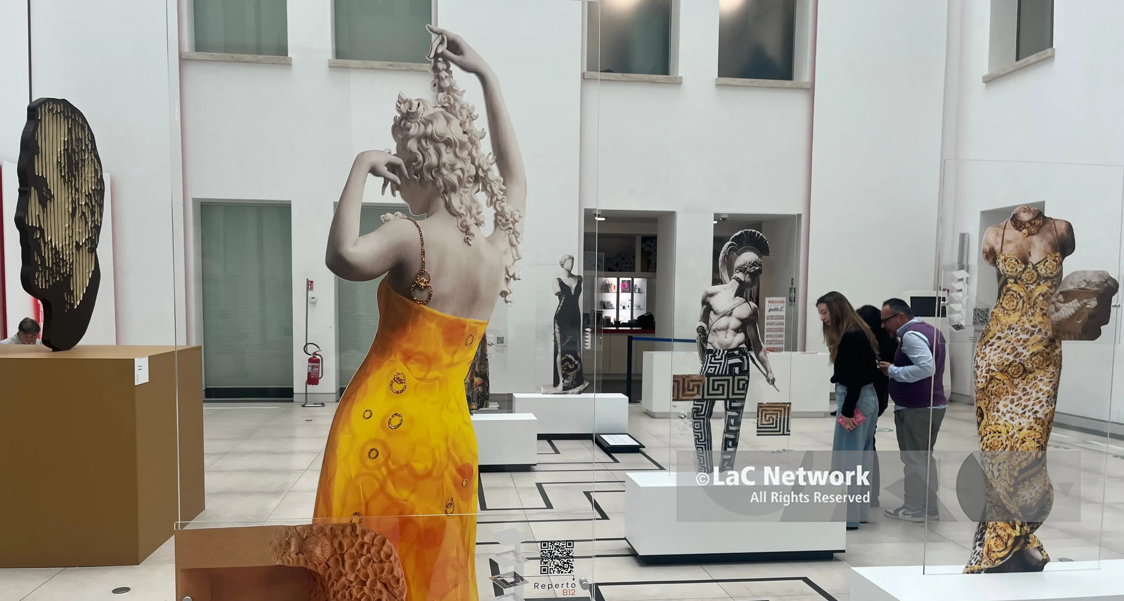 Mediterranee\u00A0Architetture e Design per Gianni Versace: antico e contemporaneo “sfilano” insieme al Museo di Reggio\n