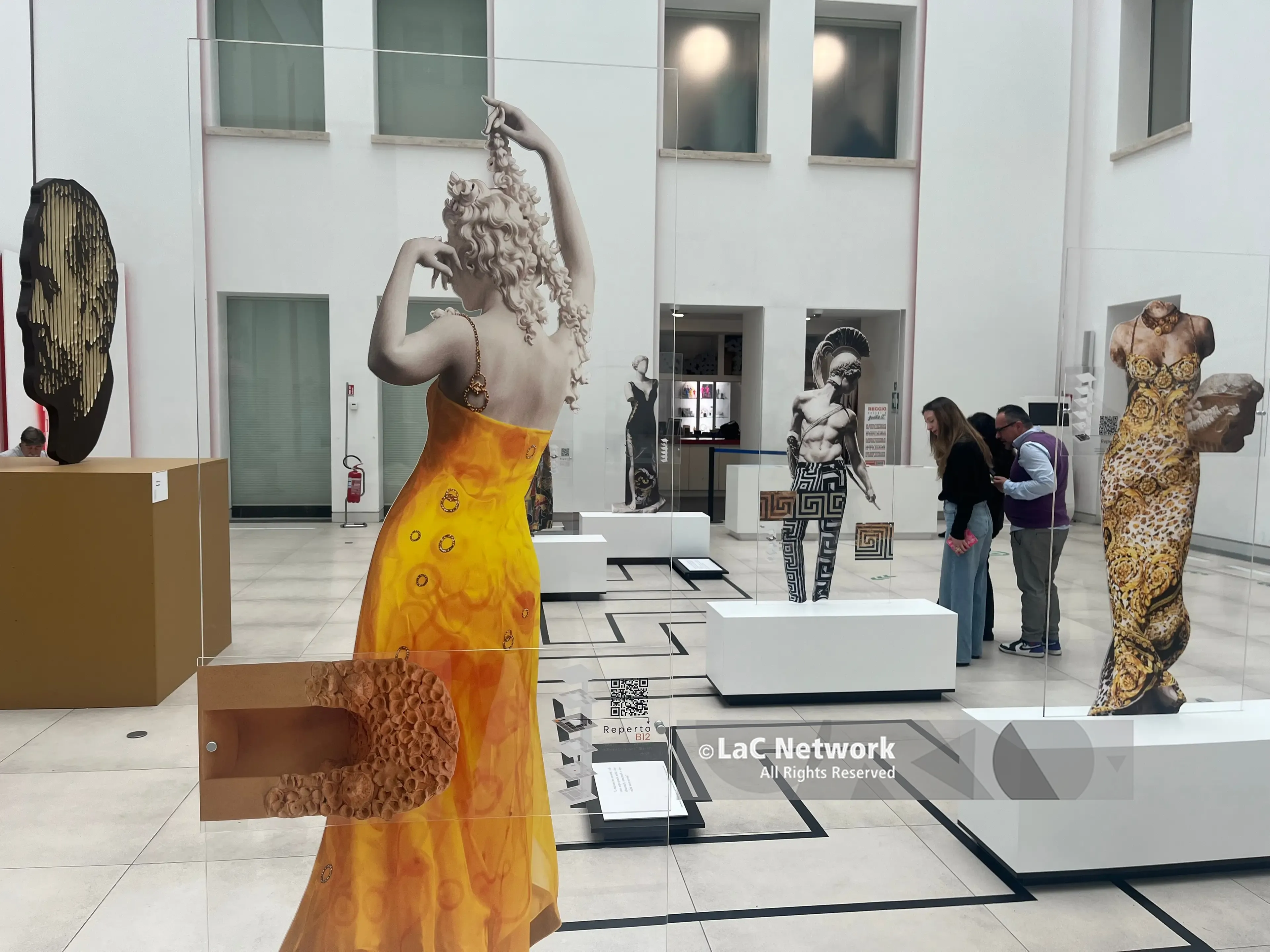 Mediterranee\u00A0Architetture e Design per Gianni Versace: antico e contemporaneo “sfilano” insieme al Museo di Reggio\n