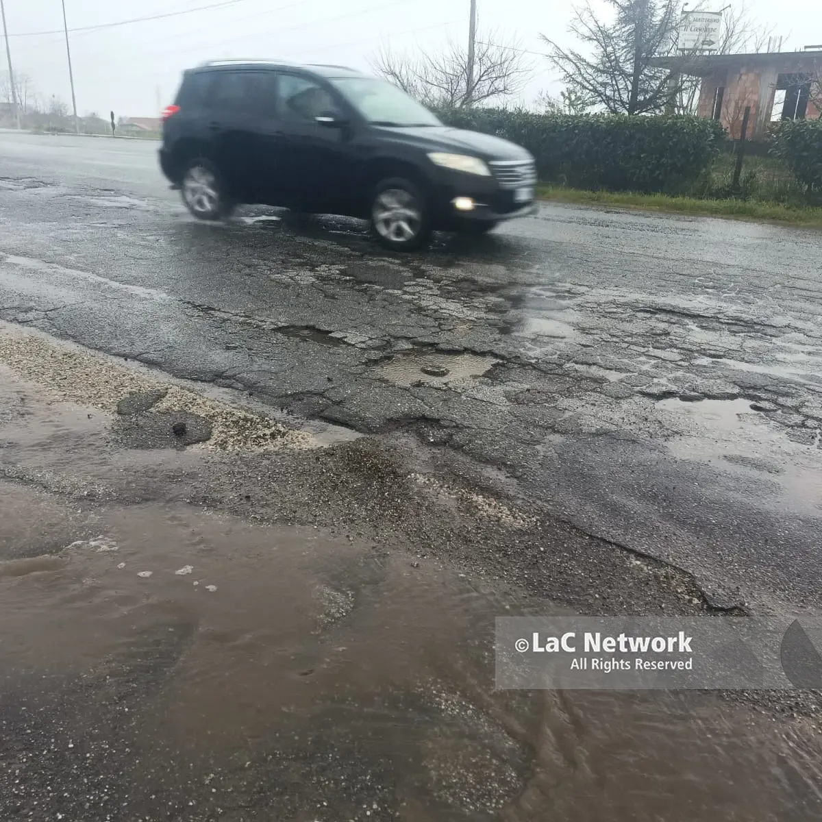 Viabilità nel Vibonese, viaggio da incubo sulla Provinciale 17: buche, nebbia e una variante fantasma\n