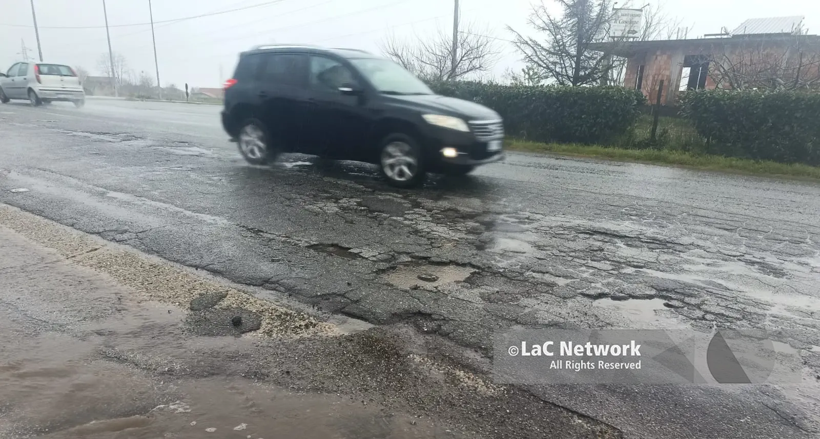 Viabilità nel Vibonese, viaggio da incubo sulla Provinciale 17: buche, nebbia e una variante fantasma\n