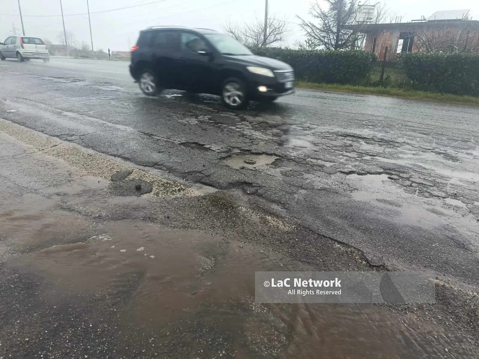 Viabilità nel Vibonese, viaggio da incubo sulla Provinciale 17: buche, nebbia e una variante fantasma\n