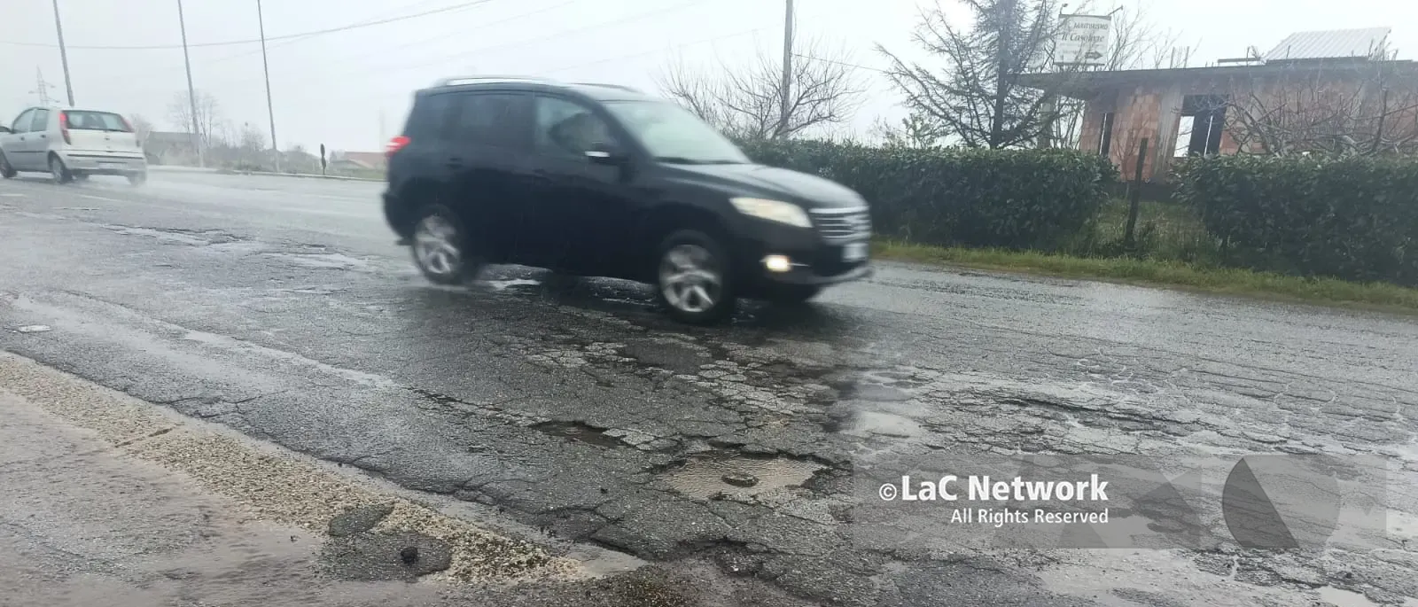 Viabilità nel Vibonese, viaggio da incubo sulla Provinciale 17: buche, nebbia e una variante fantasma\n