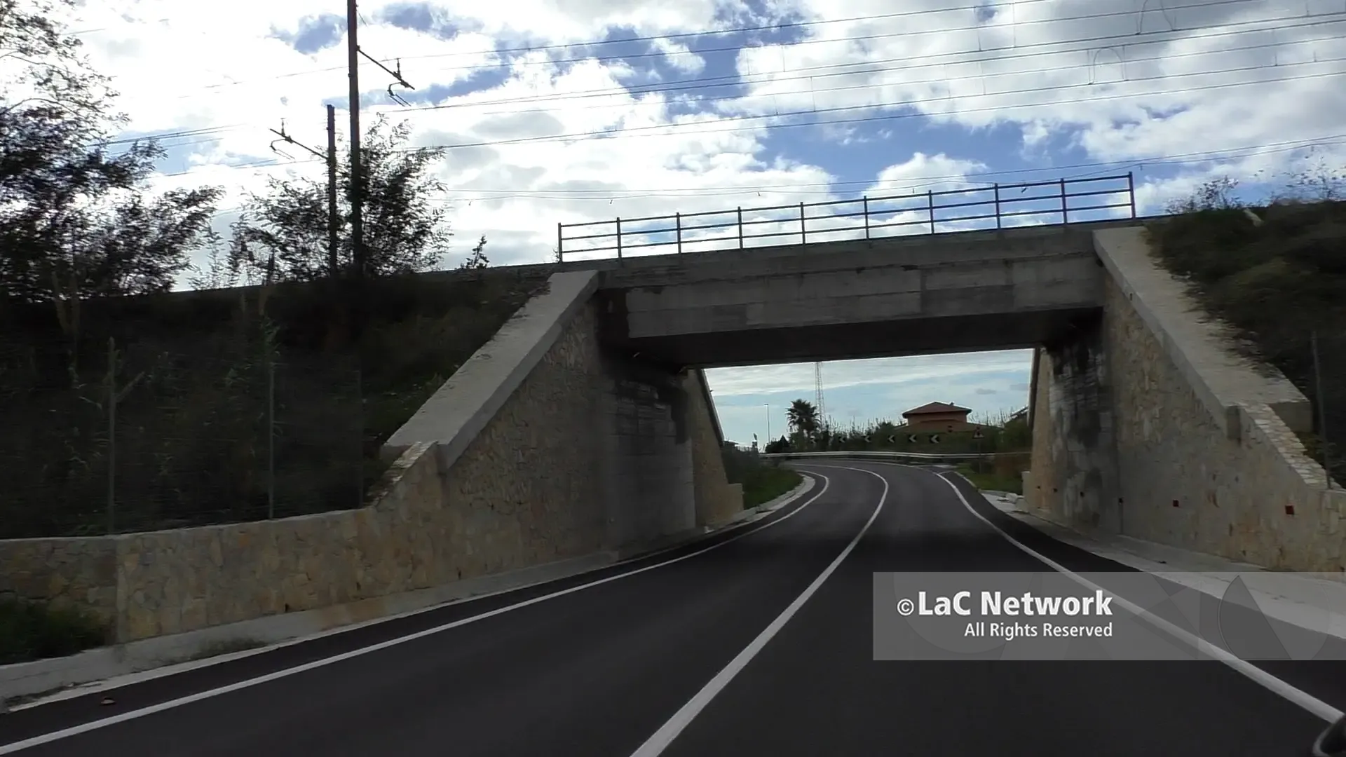 <p>Un tratto della strada Scalea - Mormanno gi&agrave; interessato dai lavori</p>\\n