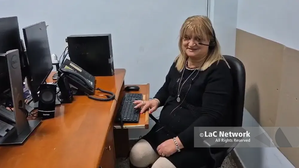 <p>Lucia Russo sorride seduta nella nuova postazione di lavoro</p>\\n